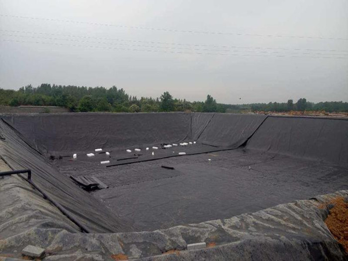 防滲膜鋪設(shè)的沼氣池