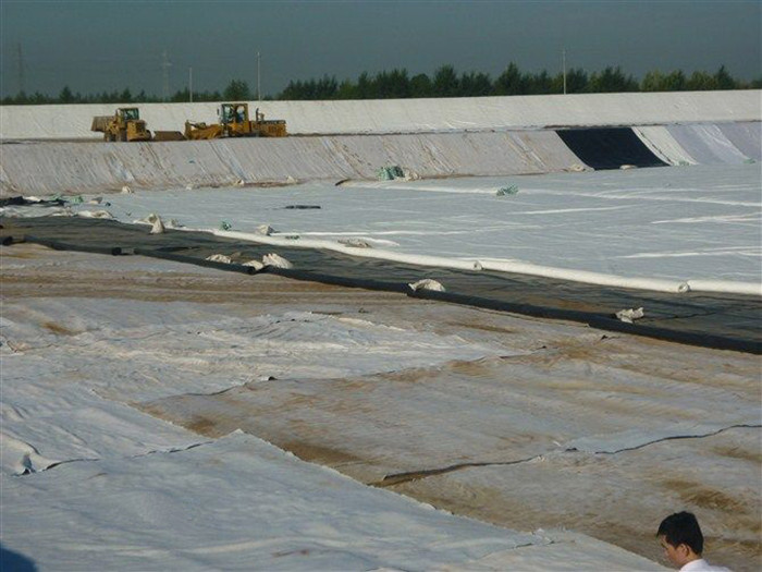  防滲工程正式開工時(shí)，應(yīng)具備如下條件